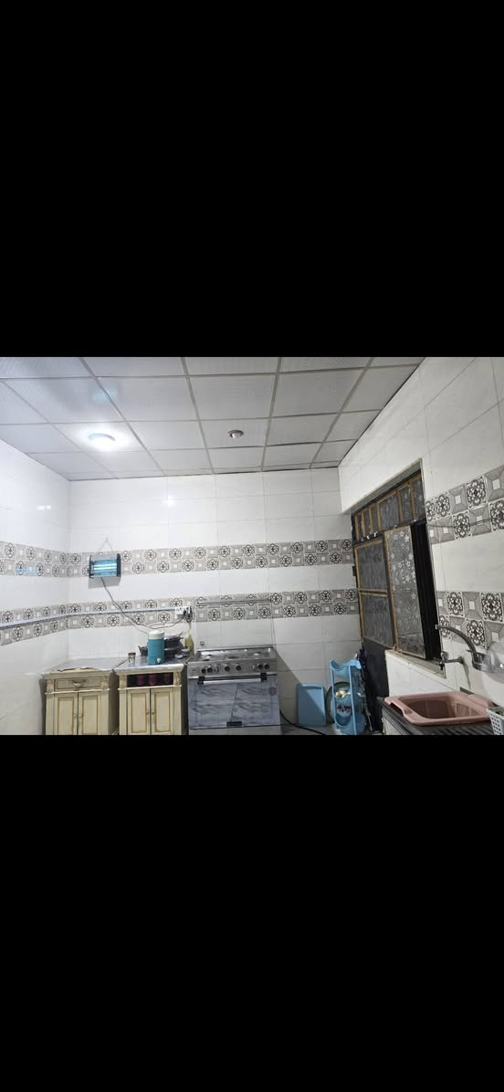 بيت زراعي للبيع مساحته 150...
غرفتين وصاله ومطبخ وحمام داخلي... السقف سندويج....
العنوان...الزبير حي الاندلس 2...
نهاية شارع عقارات الياسري... 
خلف سنتر بركات الزهراء....
السعر 35 وبي مجال...
هاتف....***********

