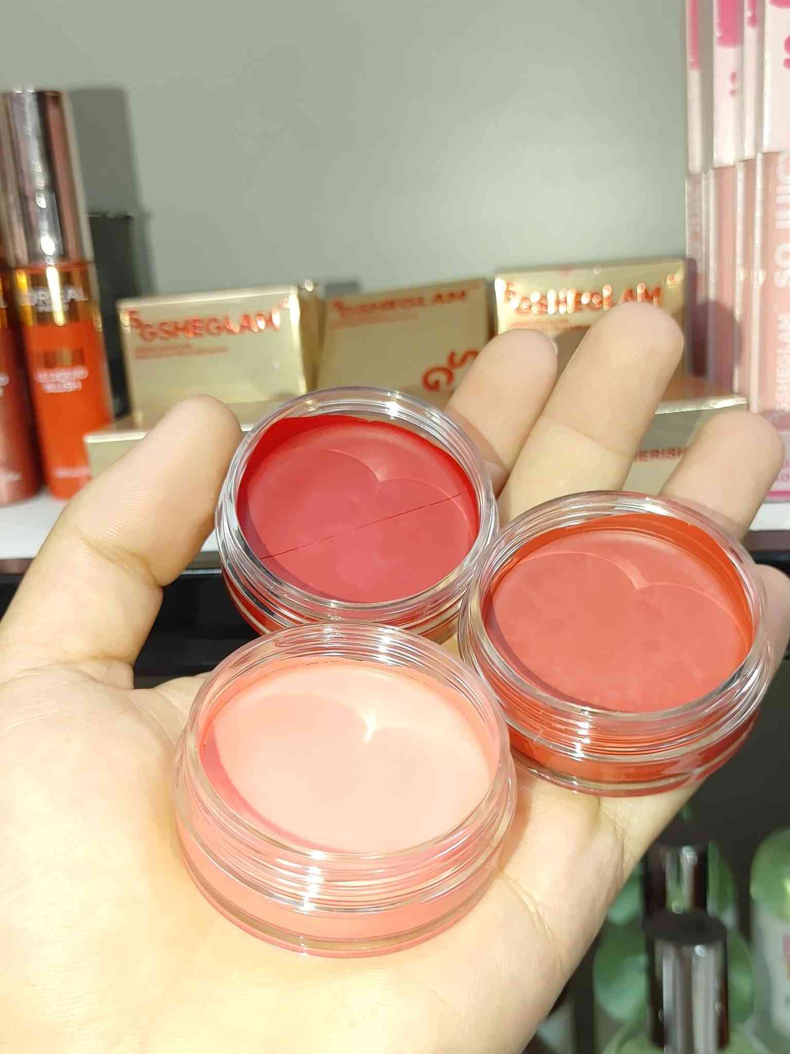 كريم شفاه وبلاشر  (احمر خدود) بلمسة واحدة! 🌸
💄✨ SGSHEGLAM Cheeky Color Jam ✨💄
منتج مزدوج الاستخدام يمنحك:
💋 شفاه جذابة ولامعة
🌹 خدود ورديّة طبيعية ومنعشة
بألوان متعددة تناسب كل الأذواق: Romance 💕 | Devotion 🌷 | Cherish 🍒
تركيبة جيلاتينية خفيفة، سهلة التطبيق، تدوم طويلاً!
📩 للحجز المباشر: راسلونا على الصفحة أو واتساب
📱 ***********
🚚 التوصيل سريع وآمن لكافة المحافظات
📍 أو زوروا متجرنا وجربوه بأنفسكم:
أوركيد بيوتي - شارع الكماليات، مجمع النوري، داخل القيصرية (قرب بيت عدنان)
#أوركيد_بيوتي #مكياج #بلاشر #احمر_شفاه #SGSHEGLAM جمال ميكب موضة عناية_بالبشرة تسوق_العراق

نص مكتوب في الصور:
- SHEGLAM