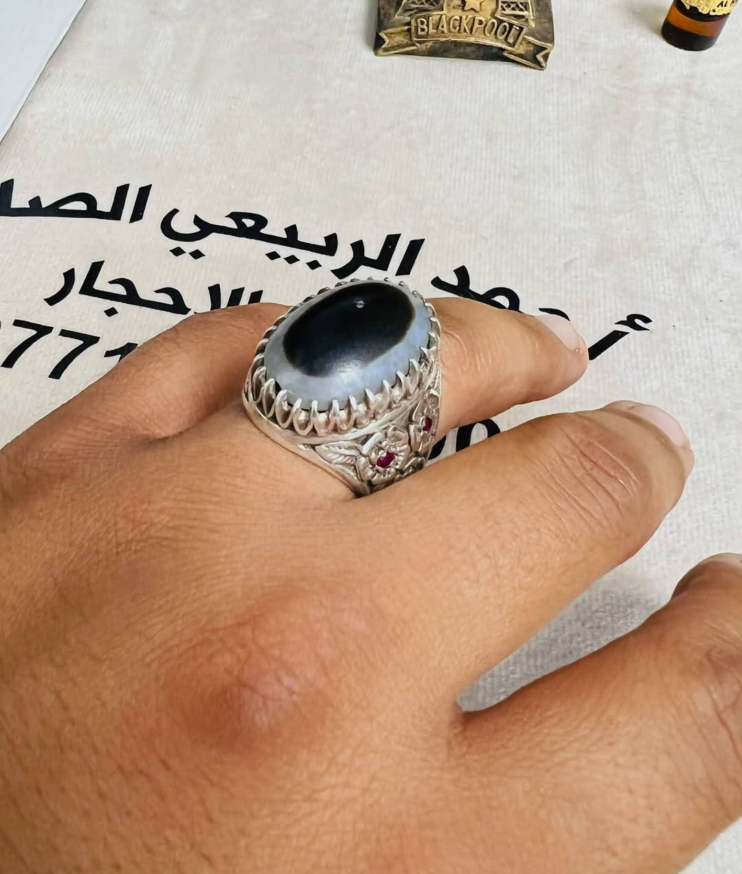 هيبة الجزع اليماني… بصياغة كاظمية الأصيلة 💎

خاتم من جزع يماني حقيقي، ثقب قديم، صيغ يدويًا بحرفية عالية في الكاظمية المقدسة، بوزن صياغة يبلغ 31 غرامًا.

🔸 صياغة كاظمية أصيلة
🔸 جزع يماني حقيقي ثقب قديم
🔸 مطعّم بالياقوت من الجهتين
🔸 صياغة يدوية متقنة
🔸 وزن الصياغة: 31 غرام

قطعة تجمع بين أصالة الحجر وفخامة الصياغة… حضورها يُلفت من أول نظرة.

أحمد الربيعي الصائغ 
***********
