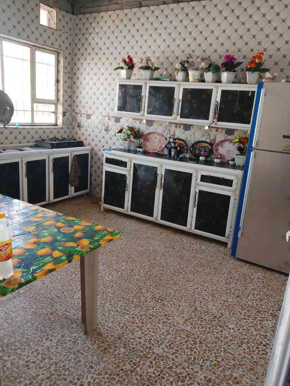 للبيع بيت مساحه 150 متر العنوان قوسيات يم جامع عبدلله بن ابي قحافه ماي كهرب غرفتين هول استقبال مطبخ تبليط يبعد 50 متر موقع مرتب سعرو 45 يرهم قصط مقدمه 15 وفوك وبشهر 500 وفوك غير ما يرهم شراي اتصل ***********
