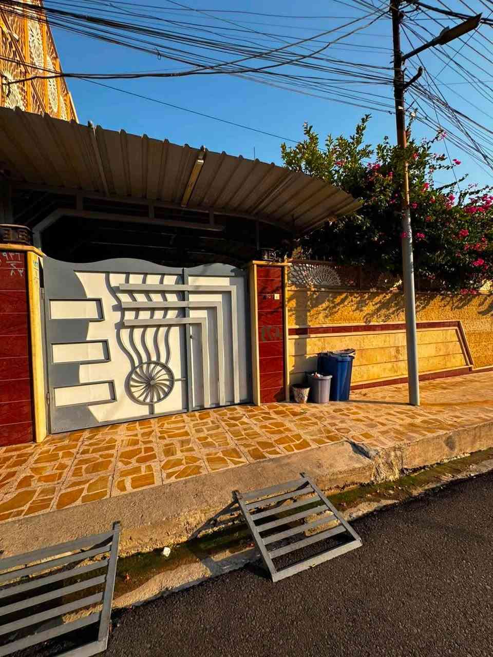 🏡 مكتب قصر الفخامة للعقارات والمقاولات

دار للبيع – حي البكر

📍 الموقع: حي البكر
📐 المساحة: 330 م²
📏 الواجهة: 15 م
🏠 البناء: طابق ونصف

مواصفات الدار:

* 4 غرف نوم
* هول
* غرفة استقبال
* غرفة طعام 
* مطبخ حار وبارد 
* صحيات عدد 2
* بيتونة 
* كراج

📄 نوع السند: طابو الزهور (مكاتبة مع الشرعي)

💰 للاستفسار عن السعر: الاتصال او مراسلة الواتساب 
📞 ***********
📞 ***********

📍 عنوان المكتب: حي النور، سايدين دانية ماركت، بعد ملعب كلاسيكو.

مكتب قصر الفخامة للعقارات والمقاولات
نسعد بخدمتكم والإجابة عن جميع استفساراتكم.
