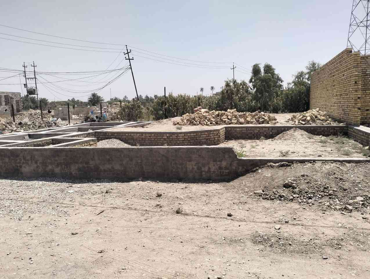 سلام عليكم بتلو للبيع جاهز البنيان مدفون وكامل بل   الصخين  مساحه 200 متر قريب عل سايدين نزلت الوكيل جهت شط الشارع مالته 10 متار ماي كرهب ***********
