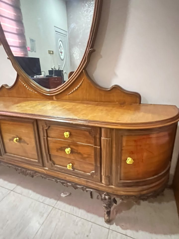 ميز تواليت • مرآة كبيرة • ٦ جرارات