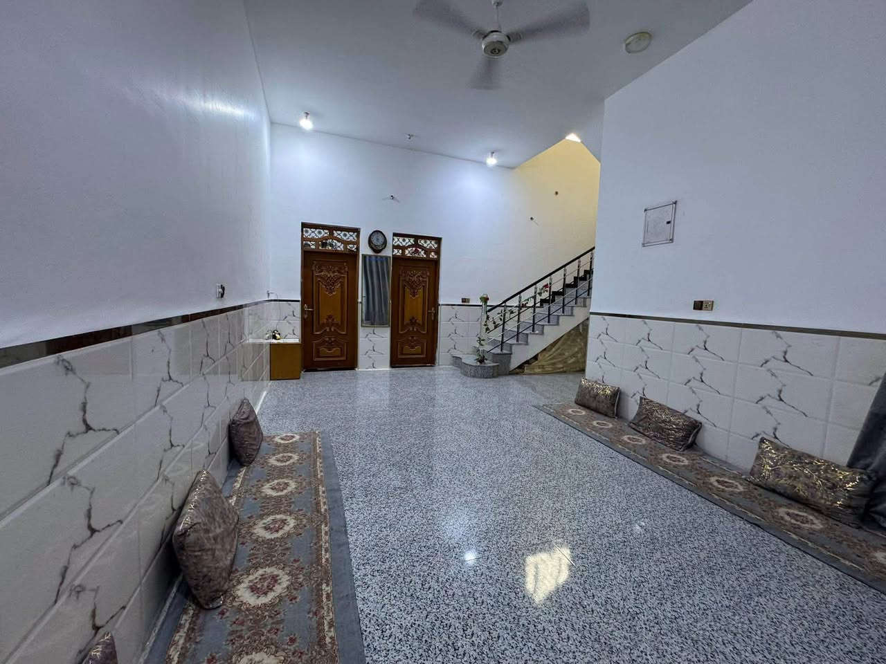 بيت زراعي بي وصل تطويب مساحه 260م
الواجهه 13م / النزال 20م 

منطقة حي الحسين مجاور سيطرة سوق الشيوخ 

يبعد 40 متر عن الشارع العام 

سنة البناء 2026 طابوق كونكريت مسلح رباط 

يحتوي على 

استقبال 

وصاله 

وغرفتين 

ومطبخ حار وبارد 

ومجمع صحيات داخلي وخارجي 

ومناور 

وساحه كبيره 

السعر 100 وبي مجال 

واتساب *********** علاء بدر

