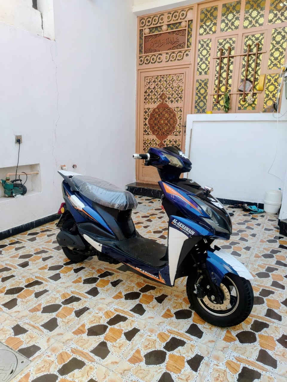 ---

*السلام عليكم*

دراجة شحن للبيع نوع *سكنس الأخوين - SUPER SUNNY*
*6 بطاريات - فول عالفحص 🔋*

*المواصفات:*
✅ 6 بطاريات فول عالفحص
✅ بريك خلفي شغال 100%
✅ لايت عالي ناصي شغال
✅ عداد شغال
✅ 4 سرع
✅ كهربائيات كلها شغالة
✅ اشاير يمنى ويسرى شغالة
✅ دراجة زيرو - نظيفة

*السعر: 500 ألف دينار*

*رقم الهاتف: ************
*المكان: الفلوجة - 

-

