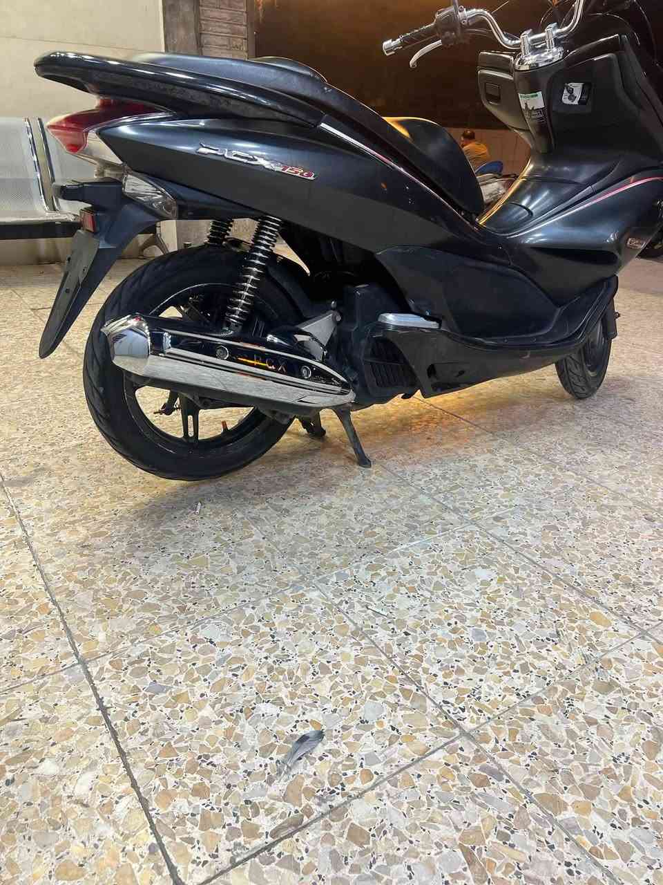 دراجه pcx  جيل اول مكينه  150
دراجه حته اوراق معرض موجوده ابو كيان بشارع الضلال 
ماشيه (28) الف 
  دراجة  كلها ابلاديه كفرات بلادي بلادي شرط النضافه دراجهة مال رمبه المديل 2016 ماخذها رمبه  يعني مو مال شارع دراجه 
حساس ازدحام سويجات ٢ الدراجه كفاله عامه الدراجه على ايدي شوفت عينك ياباني الاصليJF جديده مكاني 
بغداد  المنصور    السعر ١٤٥٠ وبيه مجال قليل 
اي استفسار 
***********
