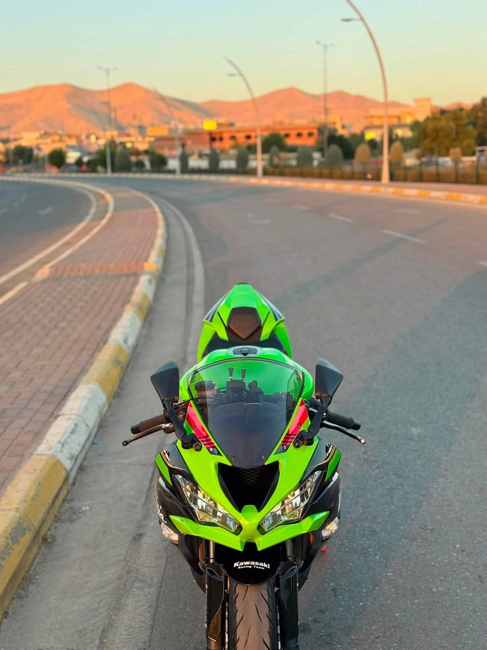سلام عليكم 🌹

للبيع Kawasaki ZX-6R 2020 🏍️

الدراجة ماشية فقط 14,000 km

الدراجة بلاد برغي، ما مبدل بيها شي.

مكفولة عام، وجيب وياك 10 فيتر وافحصها بنفسك.

المواصفات:
• دسك هيتر
• Traction Control گير 1, 2, 3
• بدّل سريع Quick shifter
• مودين للقيادة L و F
• ABS تاية گدام وورا
• صالنصة أصلية كاربون فايبر AR

ما بيها برغي نقص، كل برغي بلادي بس صالانصا متخير باقي كلها بلادي بس تصرف عليها دهن وبنزين وتوكل وبالك صافي 🤍
مكان:سليمانى ***********
