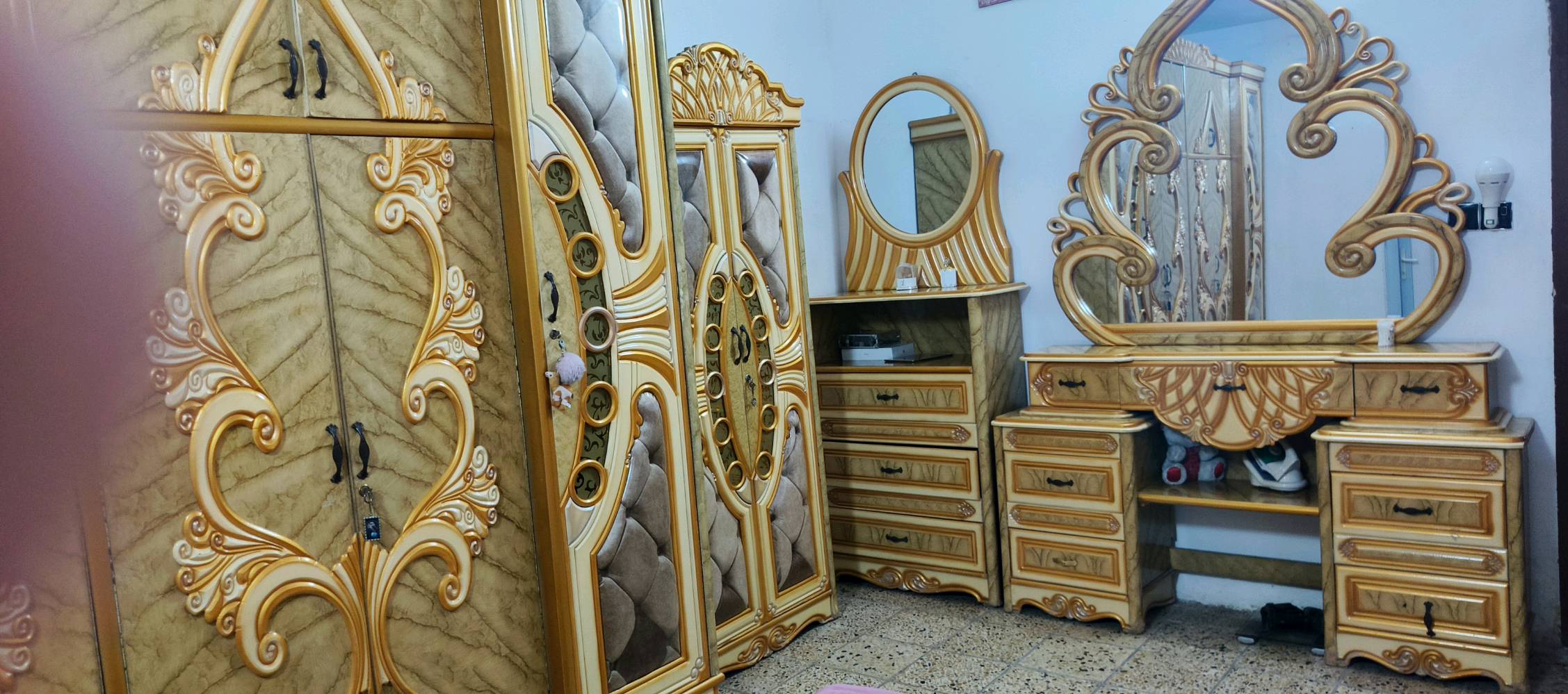 غرفت نوم للبيع 
كلش نضيفه خشب عراقي 
لون ذهبي 
جربايه تحتوي على مخزن 
كلشي موضح بل صور 🖼
سعر ملوين 100 بيه مجال للشراي 
***********‬‏
بغداد العبيدي