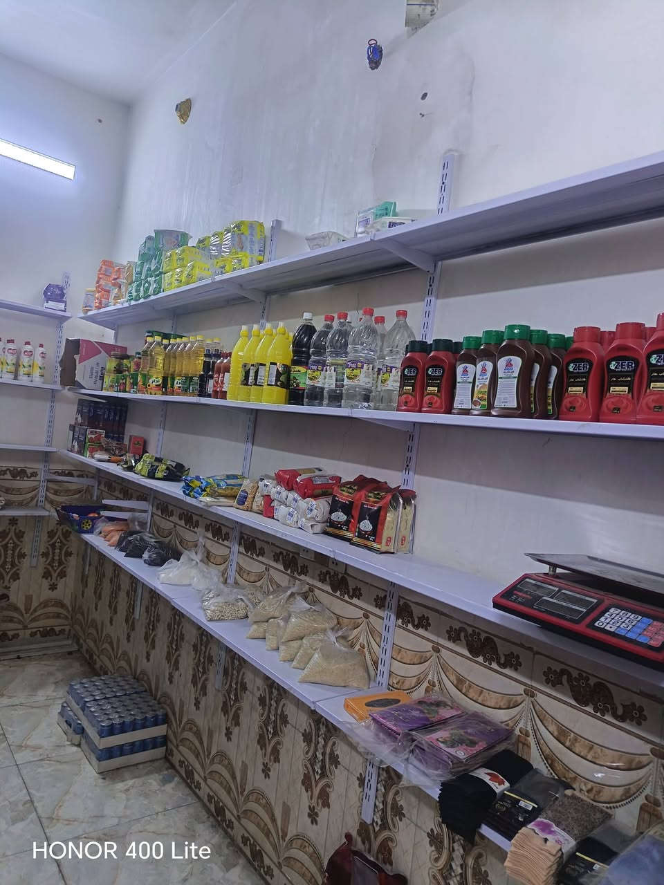 محل للبيع العنوان كربلاء شارع الحولي قرب مستشفى الكفيل عمود 1349 المحل يحتوي على عارضات عمودية 3 و سفينة وسط ورفوف جدارية و مبردة ماطور ماء سلات جبس 3 مع الأغراض المعروضة  في تصوير الاستفسار اتصل على رقم سعرة مناسب جدا موقعة حلو سبب لبيع عدم تفرغ ايجارة 300
***********
***********

نص مكتوب في الصور:
- HONOR 400 Lite
