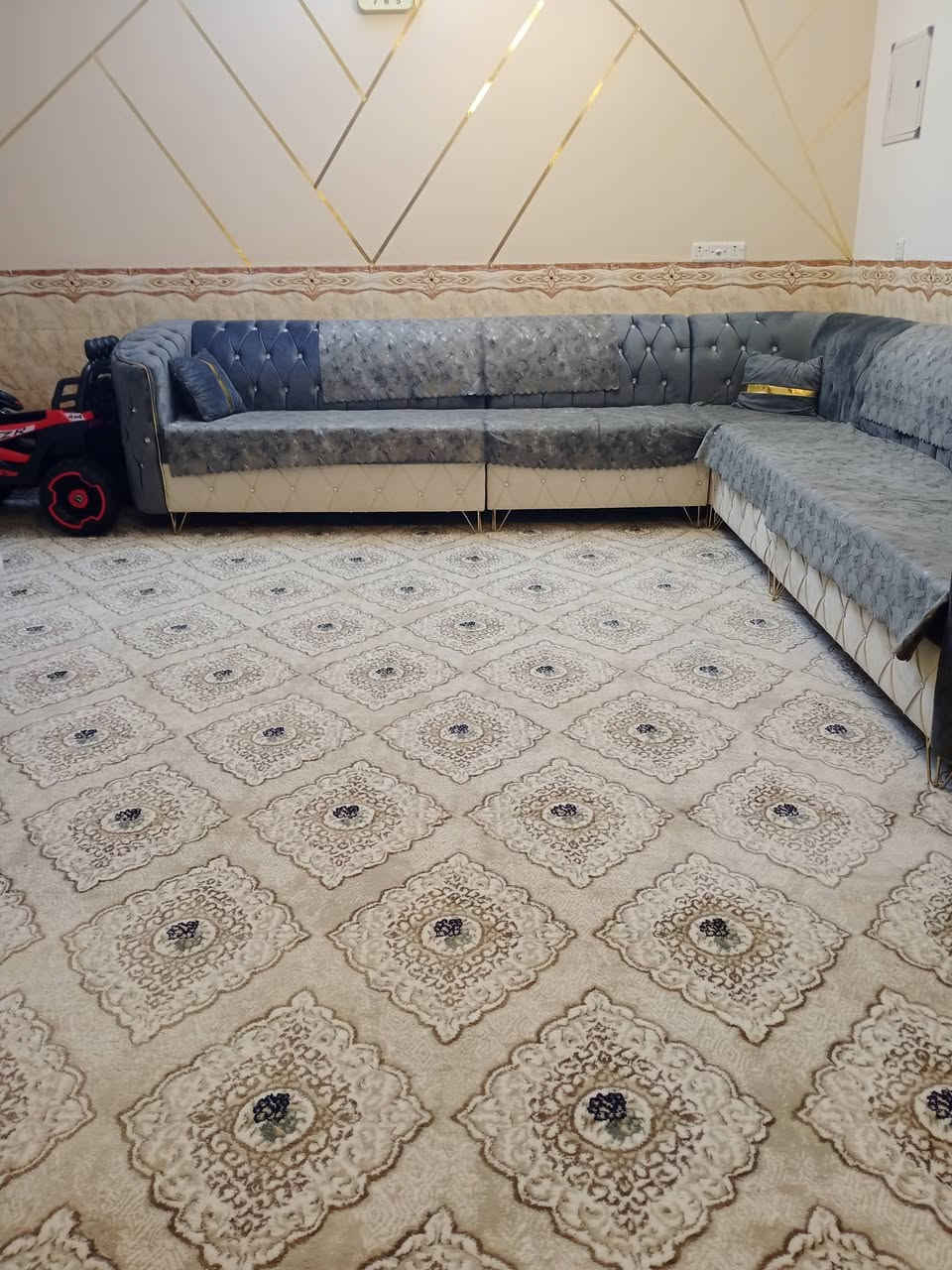 دار سكن تكريت القادسية حي الجامعة للبيع فقط مساحة 300متر 10في 30طابق واحد غرفتين نوم صالة كبيرة مطبخ حار بارد استقبال صحيات داخلية وخارجية سطح شتايكر أرضية كاشي مطعم مرمر رباط كامل واجهة حجر حديقة داخلية شارع 15متر بناء حديث ***********

