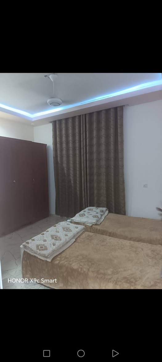 مشتمل للبيع مساحة /٥٠متر /واجهة  ٨ /يحتوي على ٢غرف نوم وصالة ومطبخ وخدمات بيت نظيف جدا موقع ممتاز /ظباط شهداء بياع  الاستفسار على هذا الرقم ***********السعر مناسب

نص مكتوب في الصور:
- HONOR X9c Smart