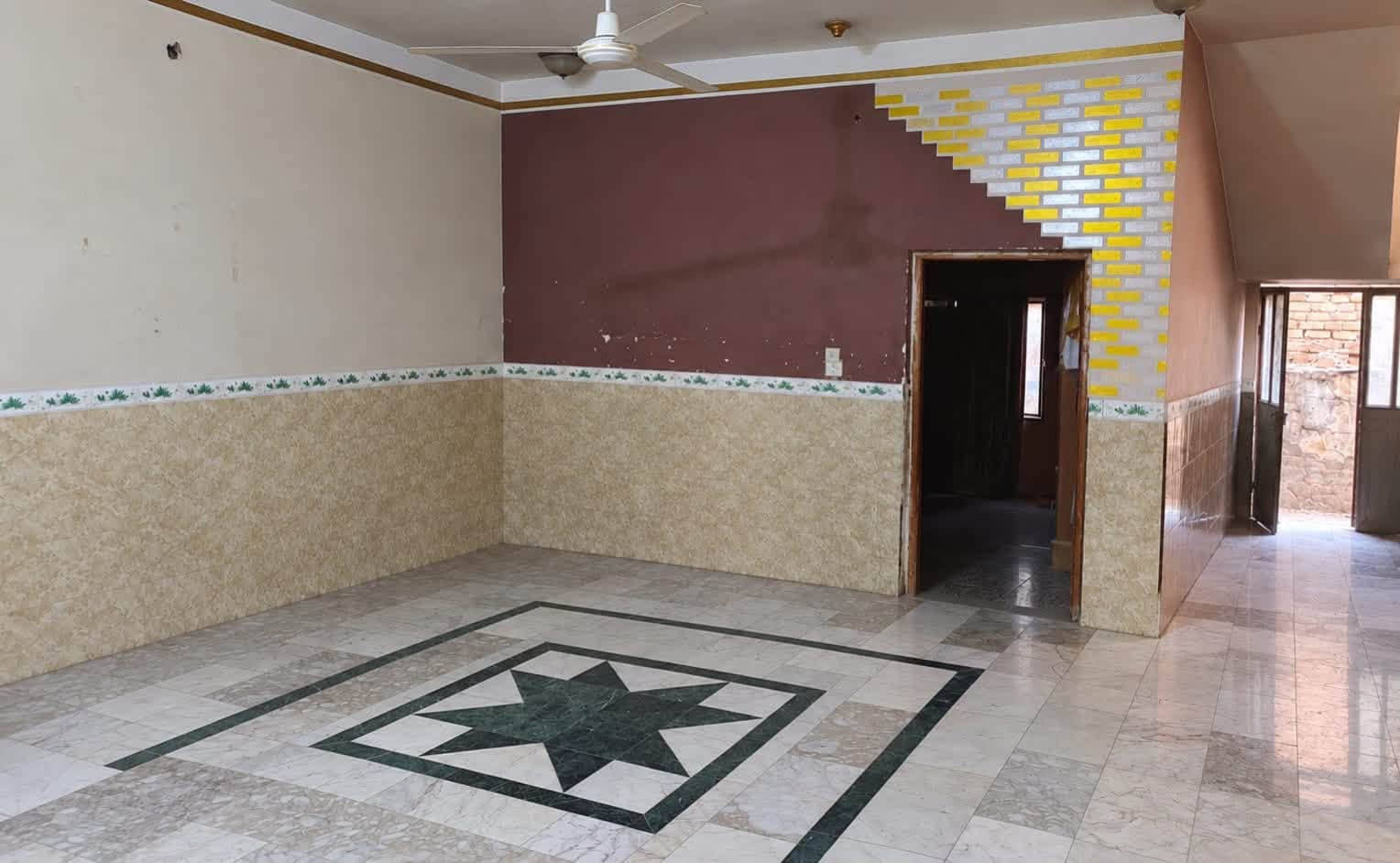 🏠 بيت سكني معروض للبيع

📐 المساحة: 250 متر

🏗️ البناء: طابوق
🏢 السقف: صب كونكريت مسلح

يتكون من:
🛏️ غرفتين نوم
🛋️ صالة كبيرة
🏡 استقبال كبير
🍳 مطبخ
🚿 صحيات داخلية وخارجية
🌿 طارمة كبيرة

📍 الموقع: خلف المصرف، موقع جداً ممتاز.

📞 للاستفسار:
***********
***********
