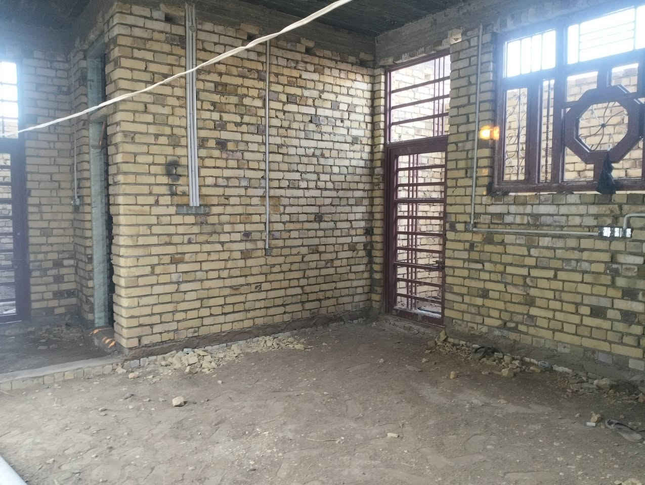 هيكل مساحه 370:متر غرفتين صاله هول مطبخ صحيايات حديقه جبيره خدمات ماء كهرباء عقد 35 
عنوان كرادة طريق المشايه القديم قرب التقاطع 
سعر  65 وبي مجال ***********
