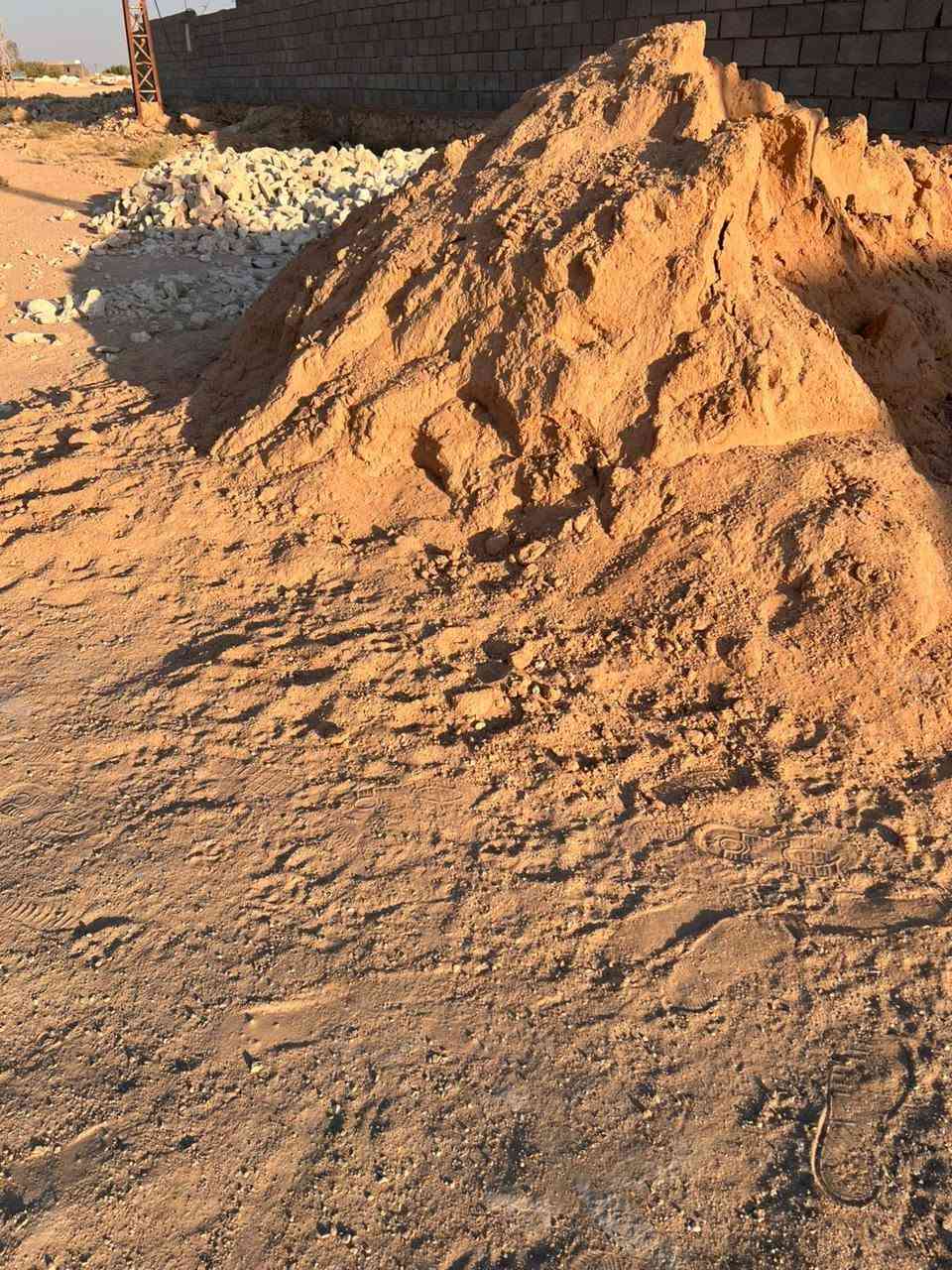 هيكل للبيع مقابيل حجر صحي على شارع ٤٠م 
مساحة الأرض ٣٠٠م يحتوي ع استقبال ومطبخ وصاله داخليه وغرفتين نوم وصحيات داخليه بناء حجر درجه أولى 
يرهم بيع ويرهم مراوس بسياره
***********
