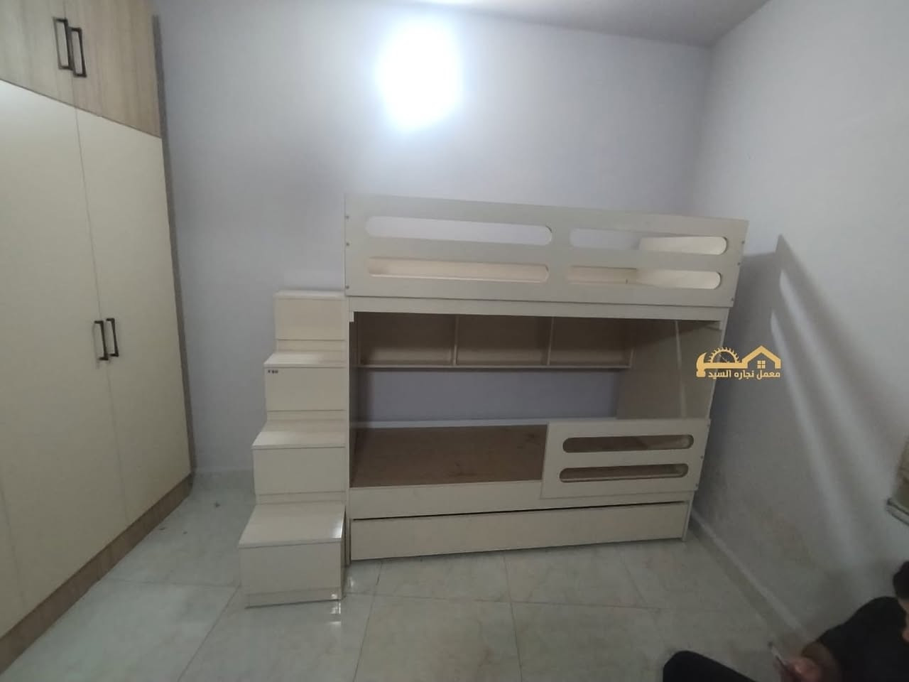 طلب تصميم غرفة شبابية (سرير طابقين لـ 3 أشخاص) مع مراعاة المساحة المختصرة، بتصميم عراقي (تكمه وصوميه مدمجة بكل طابق)، والمجرى من الربل، مع ضمان مفتوح.
المنفذ: معمل نجارة السيد (عمل عراقي تكمه وحسب الطلب).
الموقع: بغداد، حي العامل، شارع السكلات، مقابل محطة السيد لغسل السيارات.
للتواصل: *********** و *********** (أبو علي).
