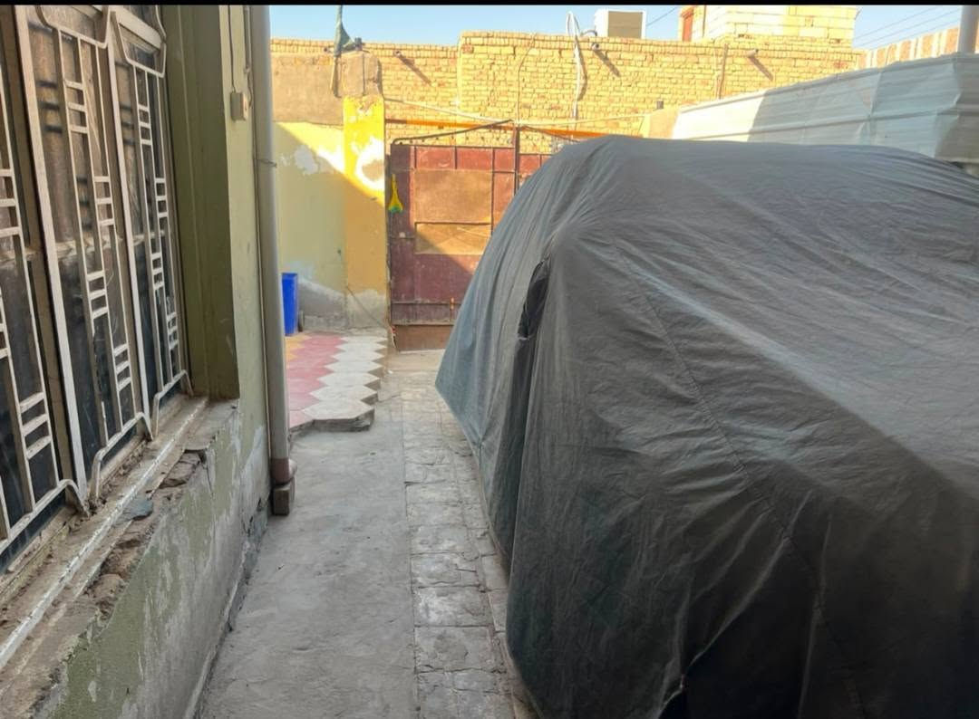 بيت للبيع طابو صرف حر مداور ثاني يوم مساحة البيت ٢٢٠ متر يتكون البيت من اربع ( ٤ ) غرف نوم ومطبخ وصاله وبراني وصحيات داخليه وخارجيه وكراج سياره البيت بناء قديم بس نضيف وعالي عن الشارع وجاهز للسكن متوفر كافة الخدمات تبليط مجاري انترنيت ضوئي العنوان قطاع عشره قريب على مدرسة احمد الوائلي سعر البيت ( ١٠٠ ) مليون وبي مجال للأستفسار على هذه الرقم  ***********
