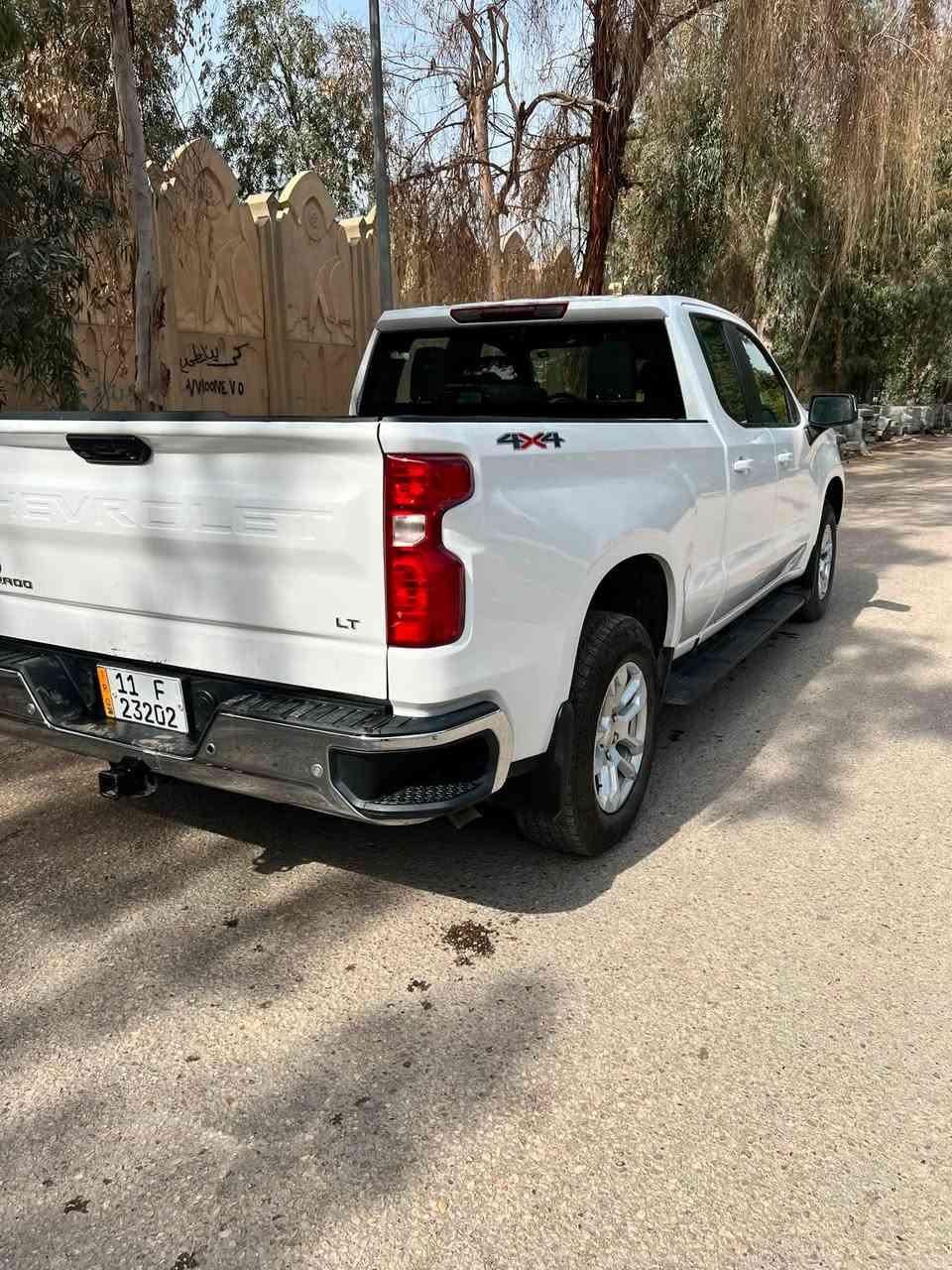 سلام عليكم ((مرقم بغداد كامل))
السعر 285 ورقة وبيها مجال
شفروليه سلفرادو موديل ٢٠٢٣ للبيع 
دفع رباعي دفع خلفي 
((محرك ٥٣٠٠ ثمانية سلندر))
عدادات شاشة وشاشة وسطية كبيرة
ماشية ٢٤ ميل
حادثها خلفي مبدل بدي كامل نفس اللون بدون صبغ بدون ايرباك
مكان السيارة بغداد الحارثية
السعر 285 وبيه مجال 
للاستفسار 
***********
