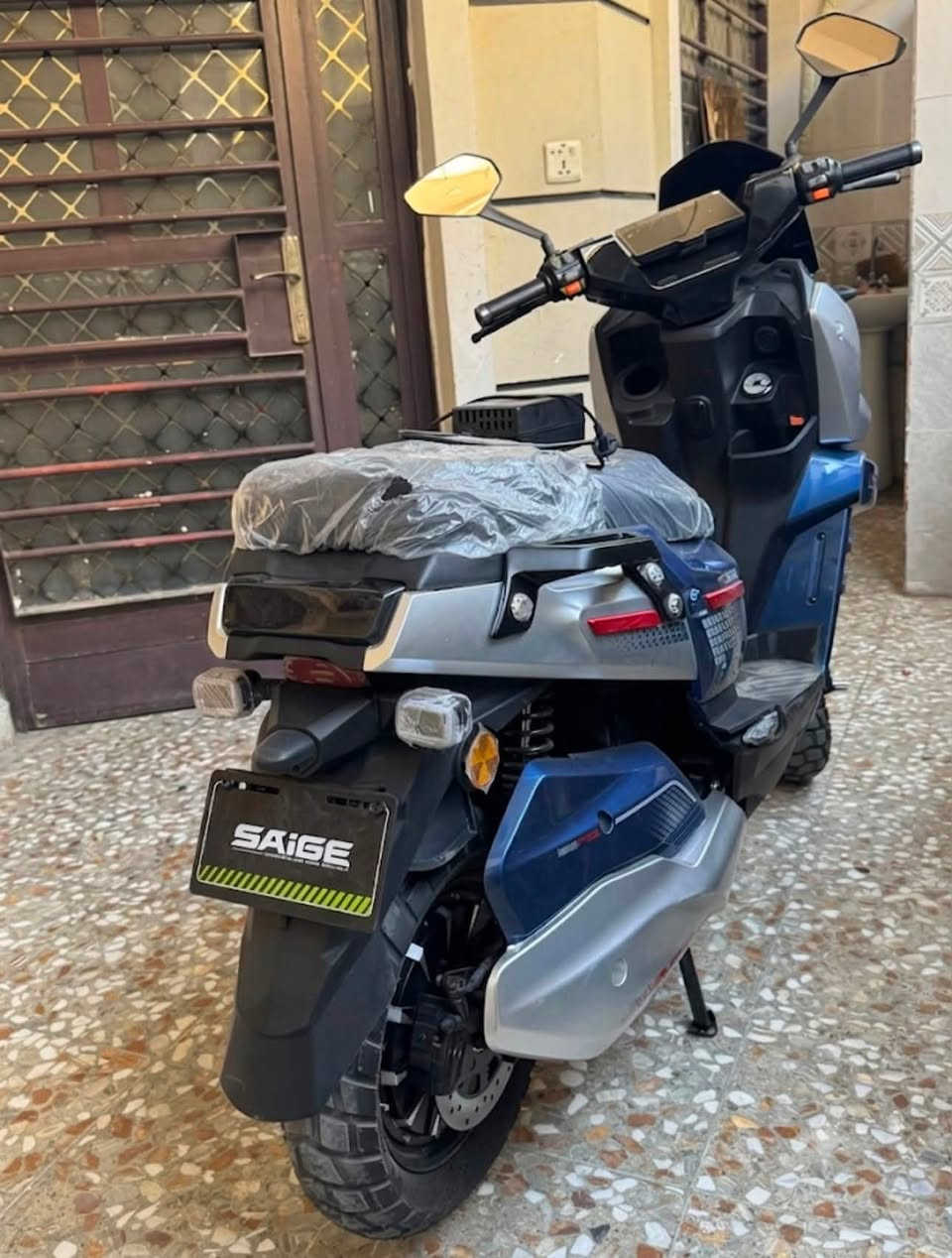 دراجه شحن نوع Saige الوحش
🛑استخدام اسبوع واحد جديده حرفيا 🛑

✅نظام P بارك
✅قفل ستيرن 
✅حساس من ينزل الجك تقفل الدراجه
✅قفل حركه عند محاوله السرقه
✅نظام انذار سرقه
✅لايتات عاليه جداً 
✅قدره تحمل عظيمه
✅ملف 3000 يعني شلعتها ماكو احلى منها
✅جديده مازالت حتى بالتغليف
✅اشاير كامله يمين يسار ودبل
✅3 سرع واخر سرعه 90km/h
✅6 بطاريات Saige الاصليه 
✅شاحنتها Saige الاصليه شاحنه ذكيه 72v
✅ممشاها قليل جداً اقل من 200 كيلو
✅تمشيك مشاوير عظيمه توديك من الدوره للشورجه روحه رجعه ويضل بيها شحن
✅دراجه ضخمه تناسب كل الاعمار

الدراجه تخبل سبب بيعي الها هو اريد اجيب حاسبه ومحتاج الفلوس مالتها وخليها ببالك استخدام اسبوع فقطط يعني تاخذها جديده جديده ونظيفه شخط مابيها

مكاني: الدوره

للتواصل على واتساب***********

🛑السعر قفل قفل مليون و600 🛑
