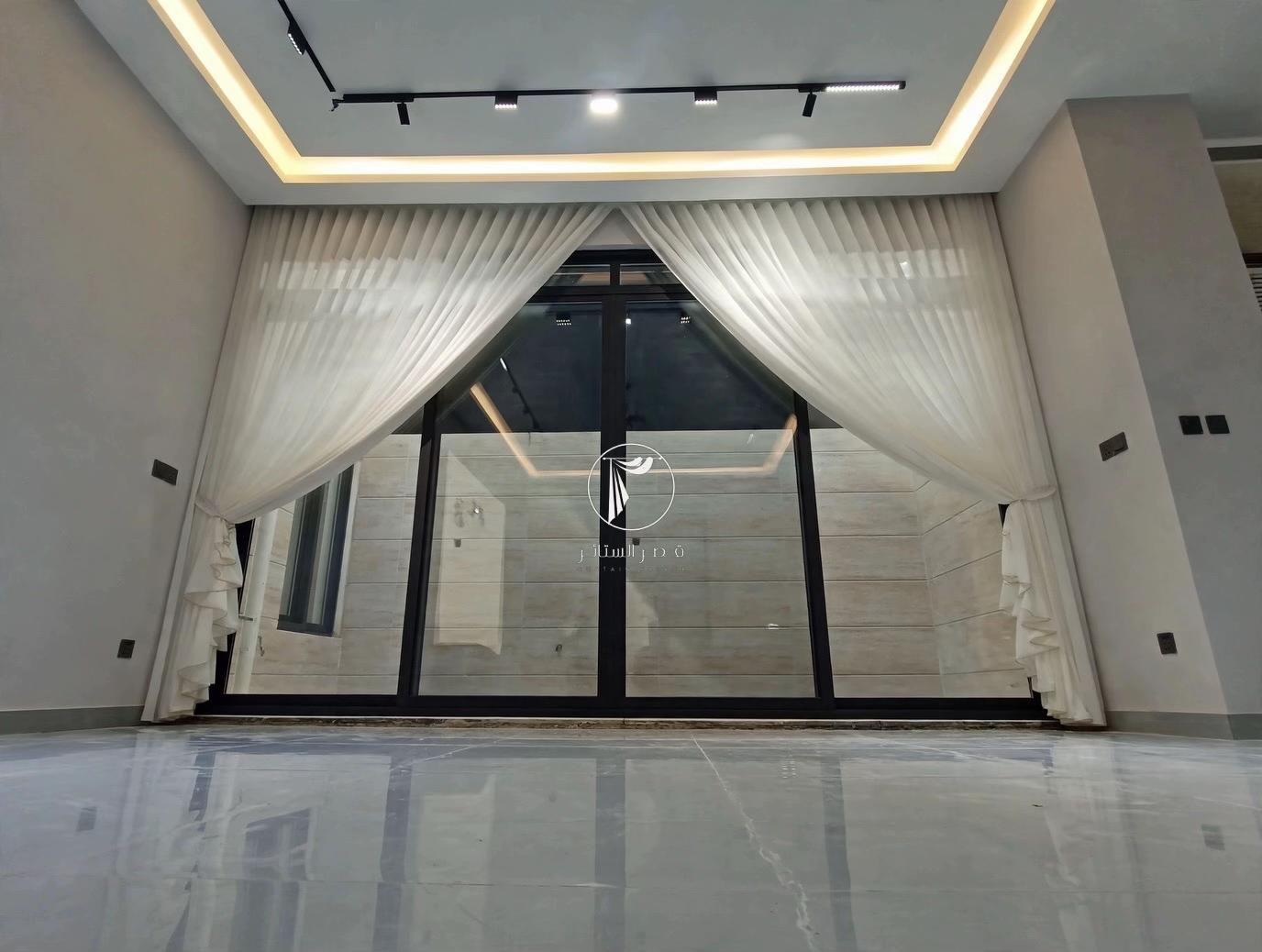 ⁨	ستائر_حديقه_داخليه #ستائر_صاله #ديكور_غرفه_معيشه قصر الستائر ***********  العمارة-قطاع28-شارع الاطباء-مقابل مجمع الكوخ⁩

