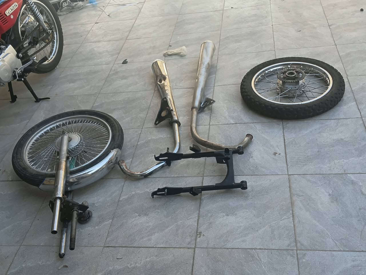 غراض دراجه للبيع شلع ب٥٠الف وياله جدد نضاف وماله نضيفه وصاللنصات نضيفات كوت سفحه ***********
