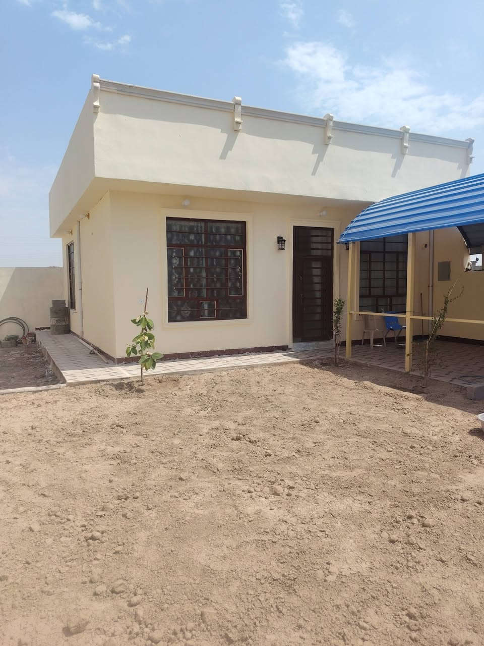 أرض المساحه ٤٠٠ متر مبني منها ٨٠ متر باقي ٣٢٠متر خدمات كامله البيت حديث البناء دوره الباويه الدخول إلى البيت من الشارع الجديد السعر ٦٠ مليون وقابل للتفاوض *********** مكتب الاخوين
