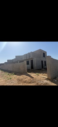 ارض مساحه 360m باني بيه هيكل مساحه 200m  مكانه السبعه كيلو بسد (المجمع...