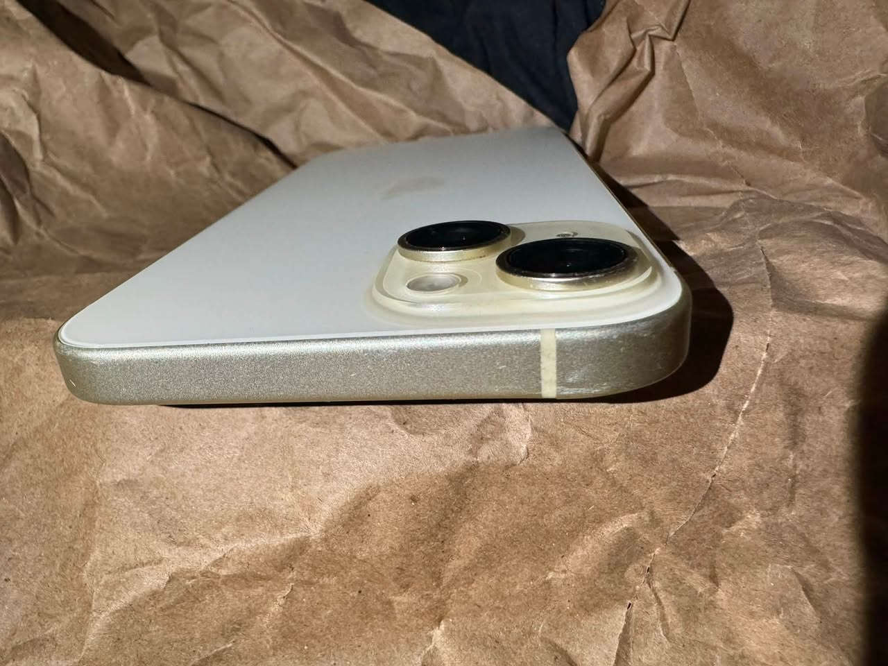 📱 **آيفون 15 بلس | iPhone 15 Plus** ✨
💰 600 ألف
📍 بغداد - البياع

━━━━━━━━━

🔸 شاشة 6.7 إنش |  وضع شركة
🔸 ملاحظة بسيطة: فطر خفيف بالجلاس (بالصور)
🔸 بطارية 100% + كاميرات ممتازة
🔸 آيكلود حر بالكامل — فرمتة وتحديث طبيعي
🔸 الشريحة الإلكترونية مقيدة فقط — باقي الاستخدامات طبيعية 100%
🔸 كفالة عامة + مكفول من السرقة

━━━━━━━━━

💰 **السعر: 600 ألف — قفل من الآخر** ❌
📞 ***********
