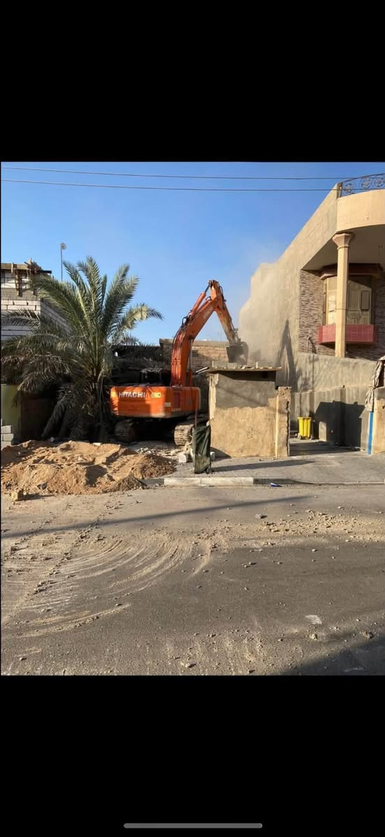 اليوم وبفضل الله 
تم تفليش وهدم بيت بمساحة 250م في القبلة حي الجامعة ونقل الأنقاض وتم قلع الارض لمستوى الارض القويه ودفنها بالجلمود والأسمنت والسبيس وحدلها طبقتين للأستفسار ***********  أو   ***********

نص مكتوب في الصور:
- ابو جود للمقاولات العامة هدم وتفليش الدور والمباني قلع الأرضيات ورفع الأنقاض بناء الهياكل حسب الطلب *********** / ***********