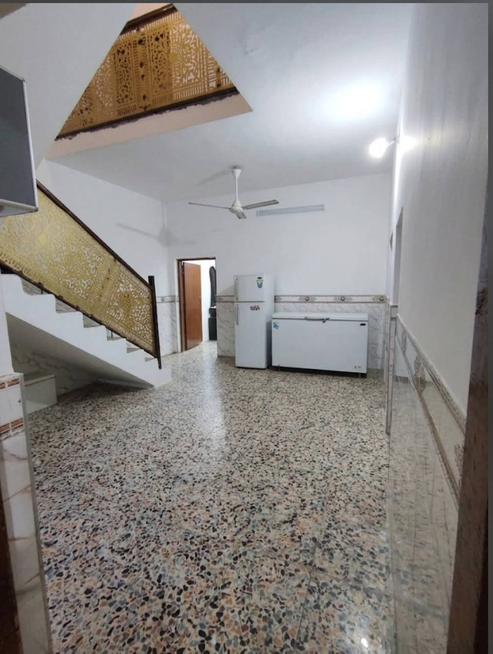 ​🏡 فرصة عقارية ممتازة - بيت للبيع في الفلوجة / حي الشهداء 🏡
📍 الموقع والخدمات:

​المكان: الفلوجة - حي الشهداء (يبعد 50 متر فقط عن شارع النسور - موقع حيوي ممتاز وقريب جداً من الخدمات). 

​الشارع: عرض 8 متر (تبليط + مجاري + واصلة كافة الخدمات بالكامل). 

​📑 نوع الملكية (السند):

​طابو صرف (ملك صرف) 100%.

​📐 المساحة والأبعاد:

​المساحة الكلية: 125 متر مربع.

​الواجهة: 6.5 متر.

​النزال: 25 متر.

​🏠 مواصفات وتقاطيع البيت:

​4 غرف نوم واسعة.

​كراج سيارة كبير.

​كافة الملحقات والخدمات.

​🛠️ حالة البناء:

​الطابق الأرضي: مكتمل 100% وجاهز للسكن المباشر. 

​الطابق الأول (الفوقاني): مبني وكامل، ينقصه تطبيق الأرضية فقط.

​الواجهة الخارجية: غير مكتملة.

​💰 السعر المطلوب: 130 مليون دينار عراقي (قابل للتفاوض البسيط للجادين).

​📞 للتواصل والاستفسار والمعاينة:

​للاتصال الهاتفي: ***********

​للتواصل عبر واتساب: ***********
