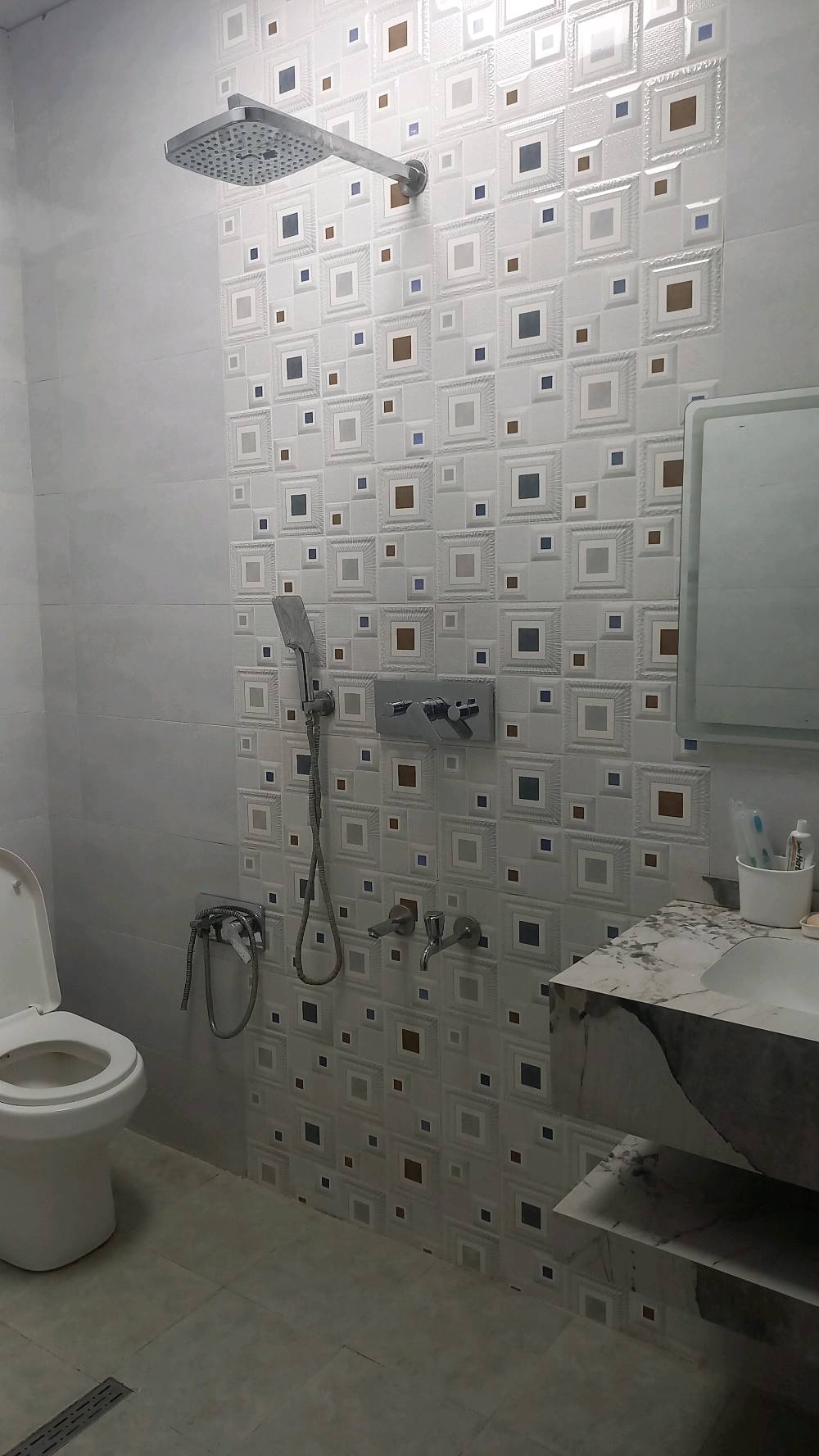 بيت للبيع مساحه ١٢٠ متر بناء حديث وشغل درجه أوله واجهه ٧ونص ملحقاته صاله داخليه واستقبال ومطبخ وغرفه  نوم وحمام ومناور ٢ فوك بيتونه جبيره تكدر تحطلها قاطع اصير غرفه اني مسويها غرفه للاطفال وسطح خلفي وامامي ومطبك شتايكر البيت كامل مكمل وعلى ايدي وكلشي اشتغلته بالبيت بي ضمان من كهربائيات من بواري خلاطات كله بي ضمان وجاهز للسكن عنوان الرئاسه شارع عشرين بخلف مخازن الببسي المنطقه كامله من خدمات مي خير من الله وكهرباء هم شارع الي بي البيت مبلط والمنطقة هادئه الاستفسار اتصل على هذا الرقم وائل ابو رضا *********** السعر ١٠٠ وبي مجال للشراي