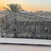 عندي محجر حديد نظيف جدا للبيع الطول ١٣ م تقريبا ٤ قطع مع القبظه خشب . ...