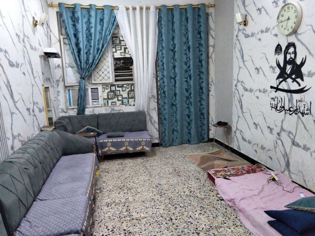 السلام عليكم. دار للبيع طابو زراعي 25 مشمول بالتطويب رئاسة العبيدي شارع عشرين فرع السادة 
مساحة 135واجهة 5 ونزال 27 يحتوي استقبال وصالة وغرفتين نوم حمام ومرافق داخلي وخارجي وبيه مناور عدد اثنين السطح بيه شتايكر السعر الاتصال على الرقم *********** بيه واتساب

