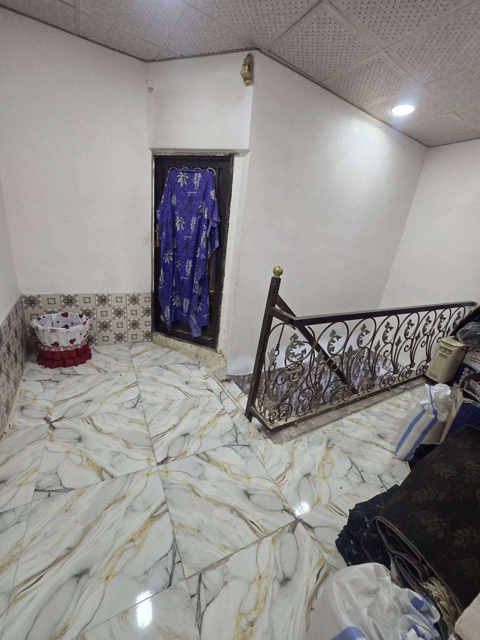 بيت لبيع بشارع المطار القديم المساحه ٦٠متر طابقين كونكريت مسلح الطابق الاول والثاني عكاده بناء بلوك  يحتوي على غرفه وصاله صغيره ومطبخ وستقبال ومكشوفه وصحيات السعر ١٧ وبي مجال قليل للستفسار ***********
