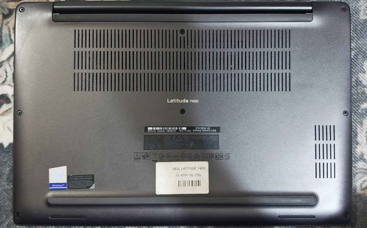 لابتوب Dell Latitude 7400 جيل ثامن ورام 16GB 💻للبيع لابتوب ديل نظيف جداً ومواصفاته قوية وسريعة،
 مثالي جداً لطلاب الكليات، المكاتب، والشركات، الألعاب الخفيفة و المتوسطة (GTAV و Valorant)
💻 المعالج: Intel Core i5 (الجيل الثامن).
💾 الذاكرة (RAM): 16GB DDR4 (سعة عملاقة تفتح أي برنامج بدون تعليق).
💽 التخزين: 256GB SSD فائق السرعة.
🖥️ الشاشة: 14 بوصة FHD بدقة عالية.
الجهاز نضيف و فيه كيبورد ضوئي و مستشعر بصمة. 
🔌 الملحقات: الشاحن الأصلي 
البيع.السعر: 325 الف دينار (وبيه مجال بسيط للشراي).📍 المكان: بغداد / الكرخ .
📞 للتواصل والاتصال: *********** (أو المراسلة خاص).
