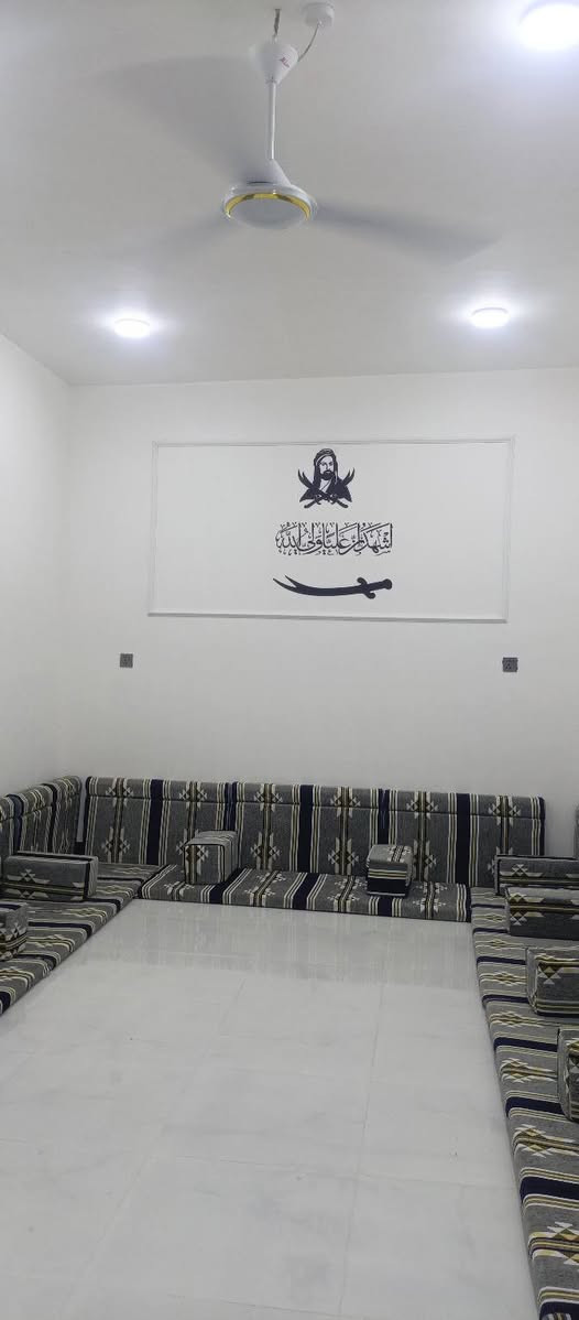 بيت 200متر للبيع بناء طابوك اساس صب سقف كونكريت بناء درجه اوله معه حديقه خارجيه الموقع شارع المطار القديم  قرب اسواق الامير السعر 45 وبي مجال طابو زراعي  للستفسار اتصال على رقم ***********
