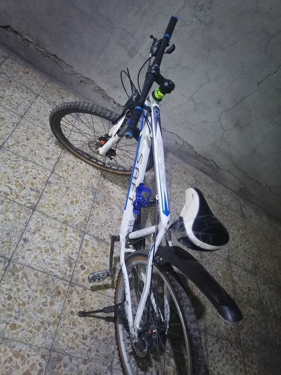 بايسكل برازيلي للبيع السعر ٦٥ وبيه مجال حك الجيه مكاني بغداد الحبيبيه قرب ساحه الحمزه بايسكل جديد أمانة الله يرادله فقط بنجر يرجع يموت تايرات جدد رقم التواصل ***********
