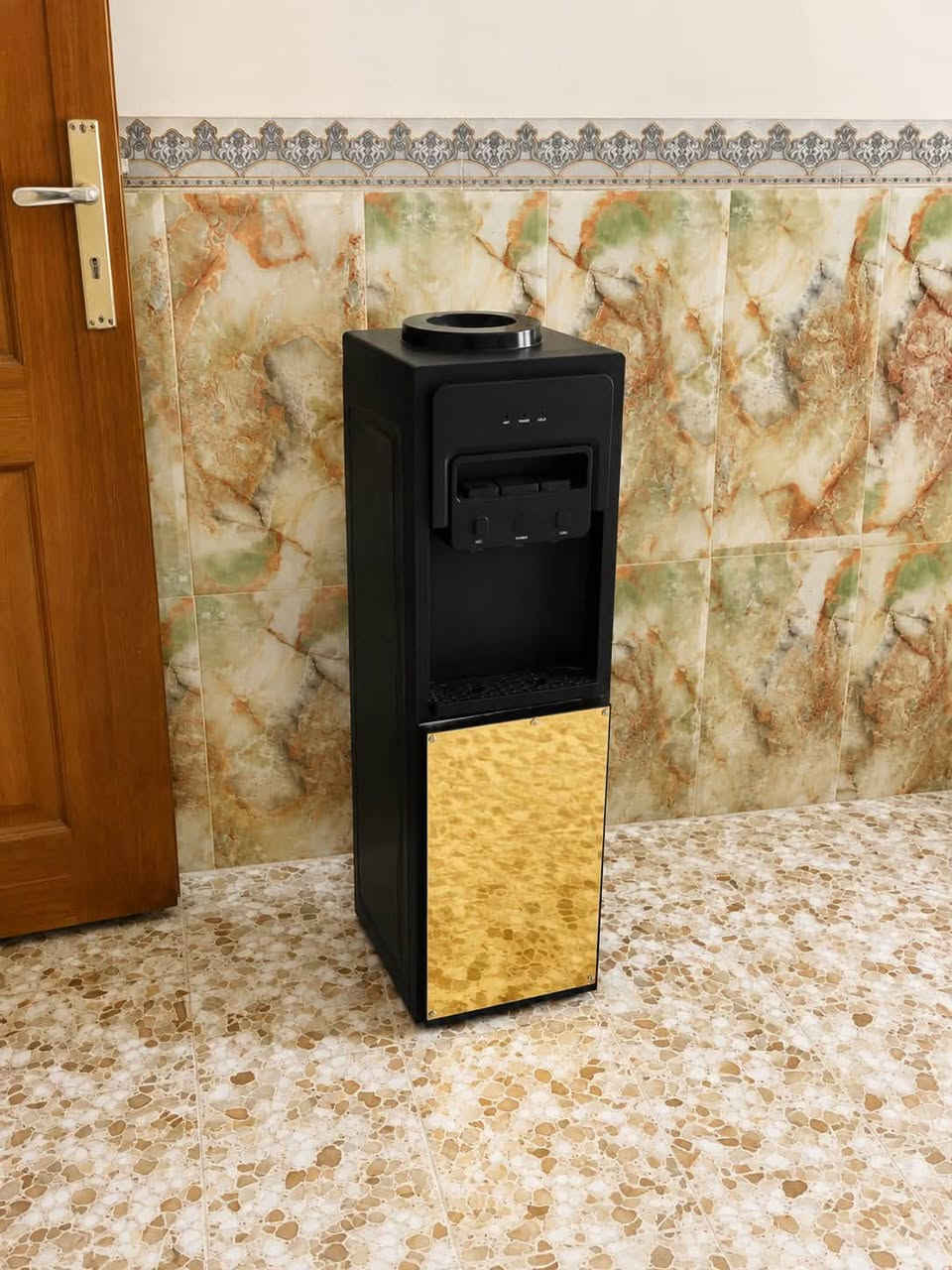 براد ماء ثلج ⛄️ للبيع  نظافة 100%
تصميم باللون الاسود  للاستفسار اتصل على الرقم 

*********** ☎️
