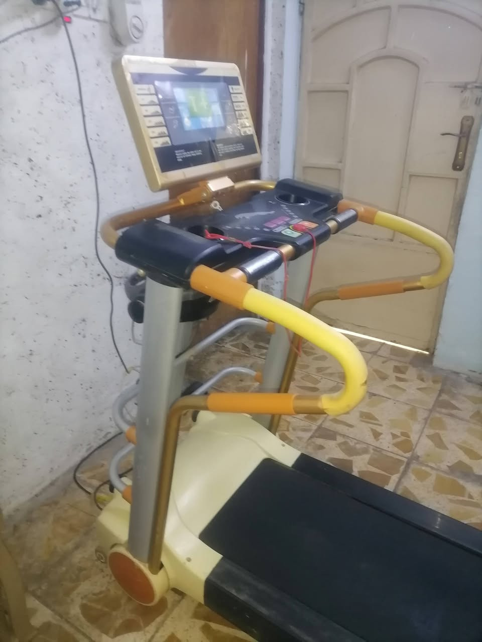 السلام عليكم  جهاز جري مستعمل . كلشي بيه شغال  السعر  150 الف مكاني بغداد شارع فلسطين نقصه الحزام مال رجاج البطن للاستفسار  ***********
