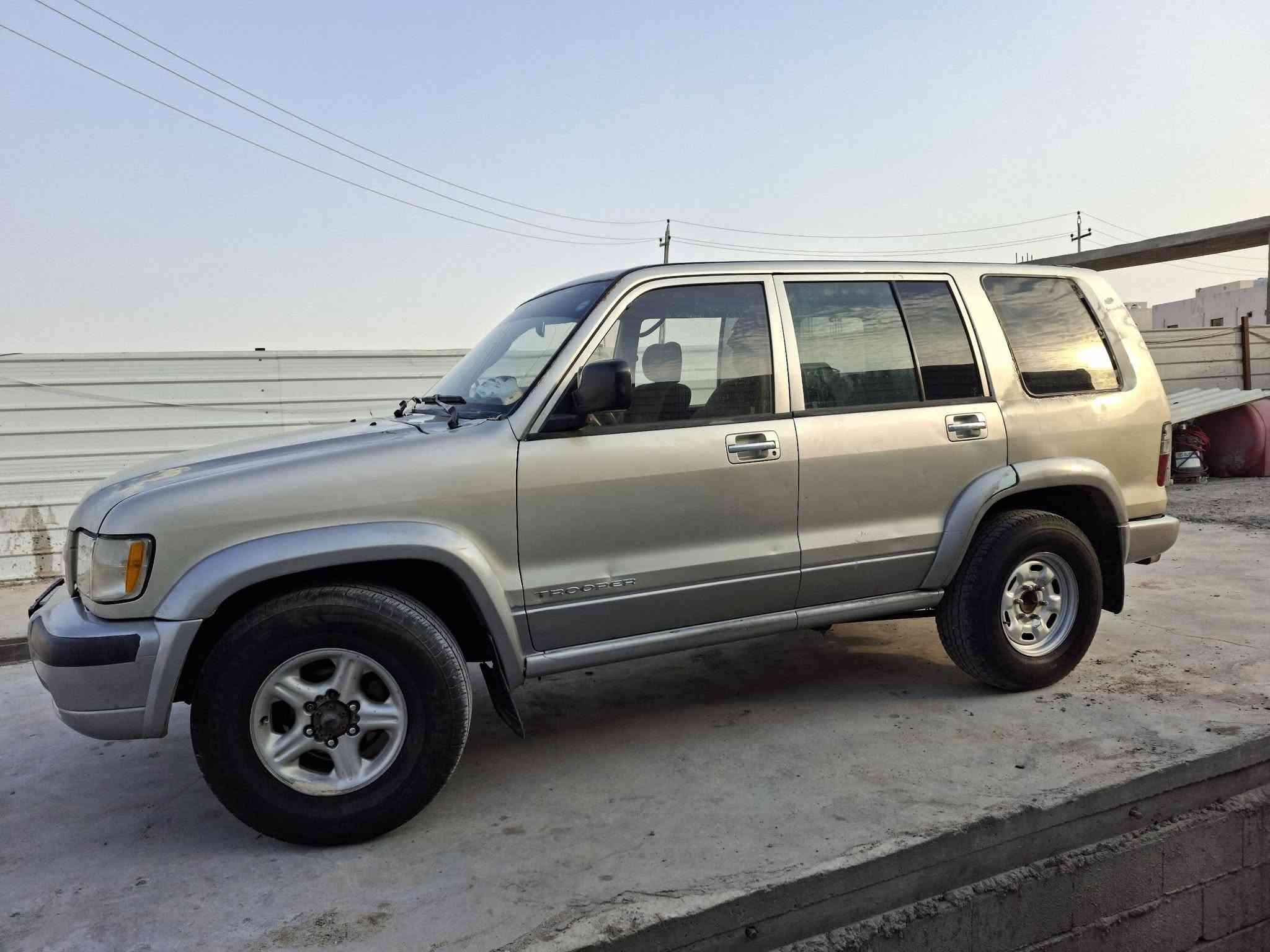 السلام عليك
سياره ازوزه تروبر للبيع 2001.  7راكب محرك 6 كير عادي رقم شمالي جديد السعر ٥٥ وبي مجال للشراي مكاني البصره الاستفسار رقمي ***********

نص مكتوب في الصور:
- يرادله روحه للبر 😅