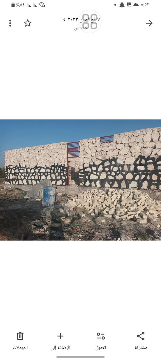 بناء حجر كرسته وعمل  
***********
