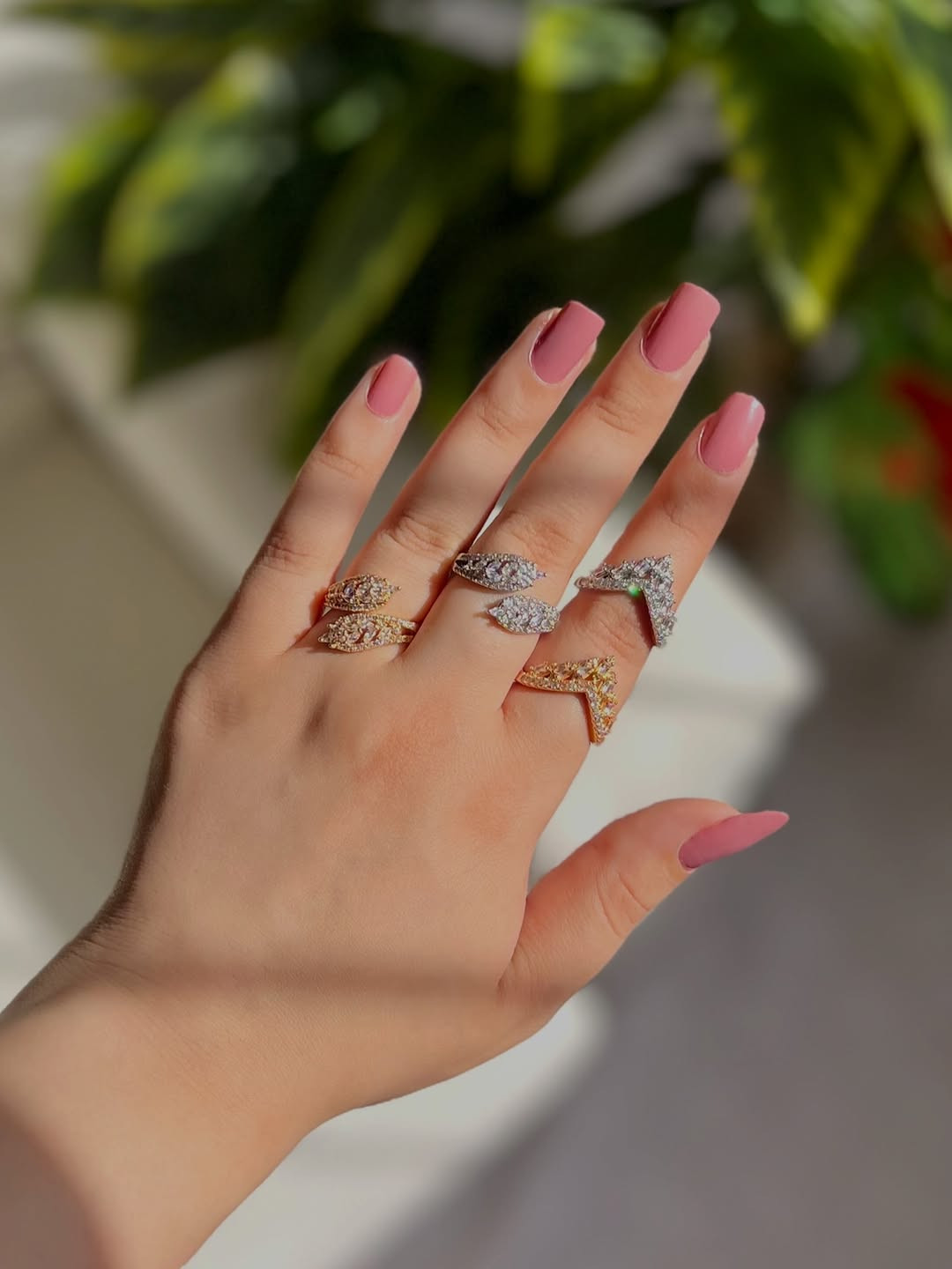 محابس زاركون فري سايز يجننون🥺🎀

نص مكتوب في الصور:
- الجمال يلي تستاهلة أيدج 🏯🥺
- اقلبي للموديلات 🦋👍