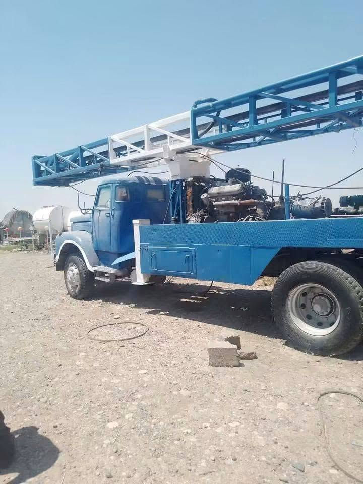 سلام عليكم حفارة للبيع حفارة جاهزة عل شغل كيرات جدد محرك أورال روسي شرط لا صرف لا نفخ معاها ٢٧٠ متر معاها روس حفر عدد ٣ ومعاها عربانة نضيفة طول ٧.٥ ومعاها كرفان طول ٦ عرض ٢٩٠ مجهز كامل سبلت جديد عل كرفان حفارة مباشر عل شغل أي نقص ماكو شرط تفحص بيدك  سعر  الأتصال *********** علي بي واتساب
