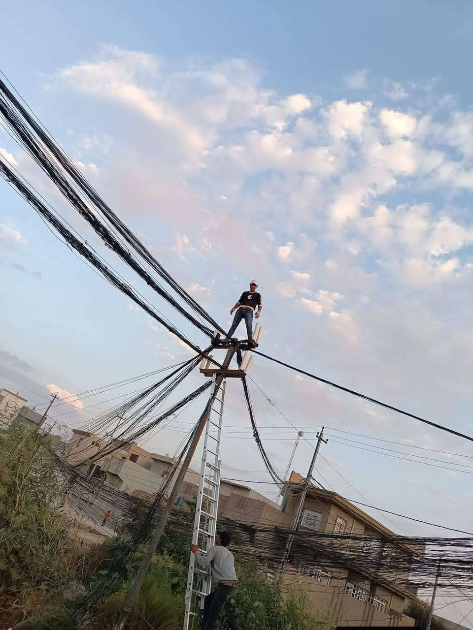 كهربائيين لتسليك الكيبلات في الموصل
و سهل نينوى وتحويل مواقع في 
داخل الموصل تحياتي الجميع 
ابو الجود ***********
ابو الجود ***********
