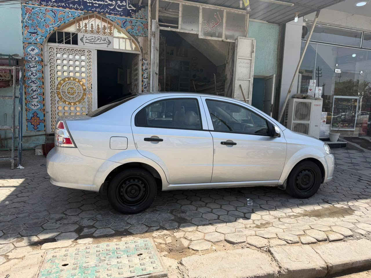 السلام عليكم 

أفيو خليجي 
موديل 2016 
محرك 1600 مسكر 
السياره مكفوله عدا شبر بارد بالجاملغ الأمامي وشبر صبغ باب السايق 
تبريد ثلج
مكينه وكير مكفولات 
رقم نجف بأسمي 
مكان السياره النجف حي الانصار 

السعر 85 وبيها مجال حك الجيه 
للإستفسار ***********
