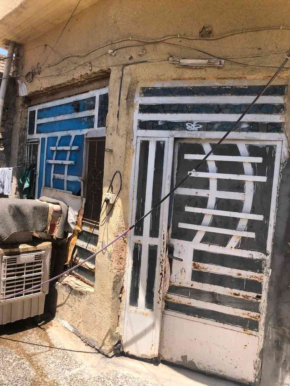 سلام عليكم بيت مساحه مية متر متكون ستقبال وهول وغرفه الطالق الثاني غرفه البيت طابوك السقف مسلح البيت مربع الجبهة 7 متر ونزال 16 متر البيت ركن سعر 65 التصال بصاحب الدار اني مكلف بلنشر ***********
