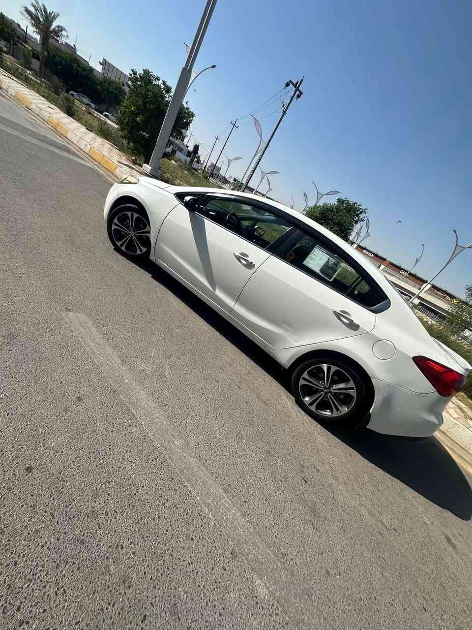 سيراتو موديل 2014 بيه تلث قطع بدون دواخل بشرط موصفات  عدا السلايت محرك كير حداديه تبريد بشرط سنوية جديده كوبون بانزين بيه سعر 105 بيه مجال 
***********
*********** كركوك, العراق
