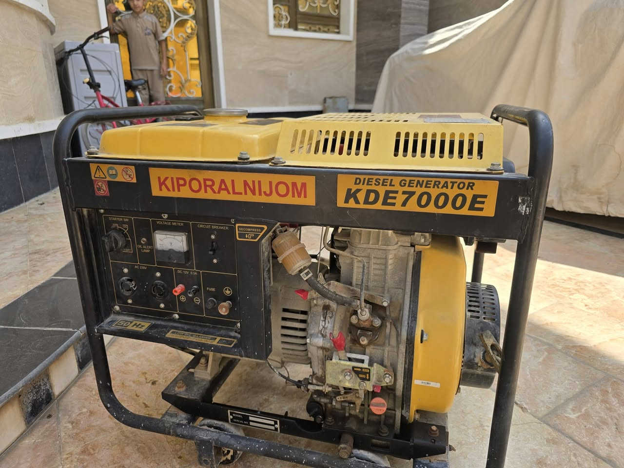 مولد للبيع الموديل: KDE7000E
القدرة: 5 KVA
الأمبير: حوالي 20 أمبير
النوع: ديزل
فاز واحد (Single Phase)
الفولتية: 230–240 فولت
التردد: 50/60 Hz
السرعة: 3000–3600 دورة/دقيقة
الوزن: 100 كغم تقريباً
مولدة عملية ومناسبة للبيت، المحل أو الموقع.
مستخدمة فقط ٢ شهر ومتروكه 
السعر ٦٠٠ الف للاستفسار ***********
قضاء الفجر
