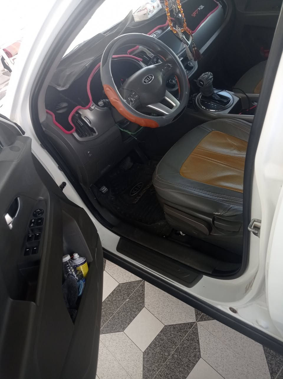 اسبورتج 12 خليجي بأسمي بيها باب السايق والوراه بارد ورش والباقي كفاله محرك دوش 2400 السياره جاهزه مال جناي تدفئه تبريد تايرات جدد السنويه لنهايه 27 
السعر 130 وبيها مجال المكان الناصريه  
***********
