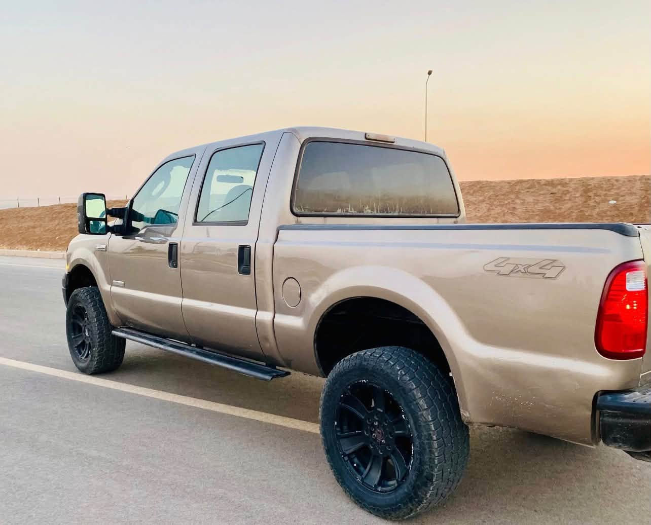 سلام عليكم وحش من وحوش الفورد f350  سياره جاهزه  وين ميعجبك اطلع بيها بيها منضومه زنون كامله سياره 8 سلندر كاز تك سوبر المرغوب  بيها خيط بخار تجي وشوفها بعينك سياره باسمي تحويل ثاني يوم رقم شمالي جديد هزه جديده لا صبغ ولا ضربه مكفوله سياره أصوليات سياره كله كامله سعر السياره (75) وبيها مجال قليل مكان السياره ( بغداد / مدينه الصدر / سوق الاولى) رقم الهاتف (***********)

