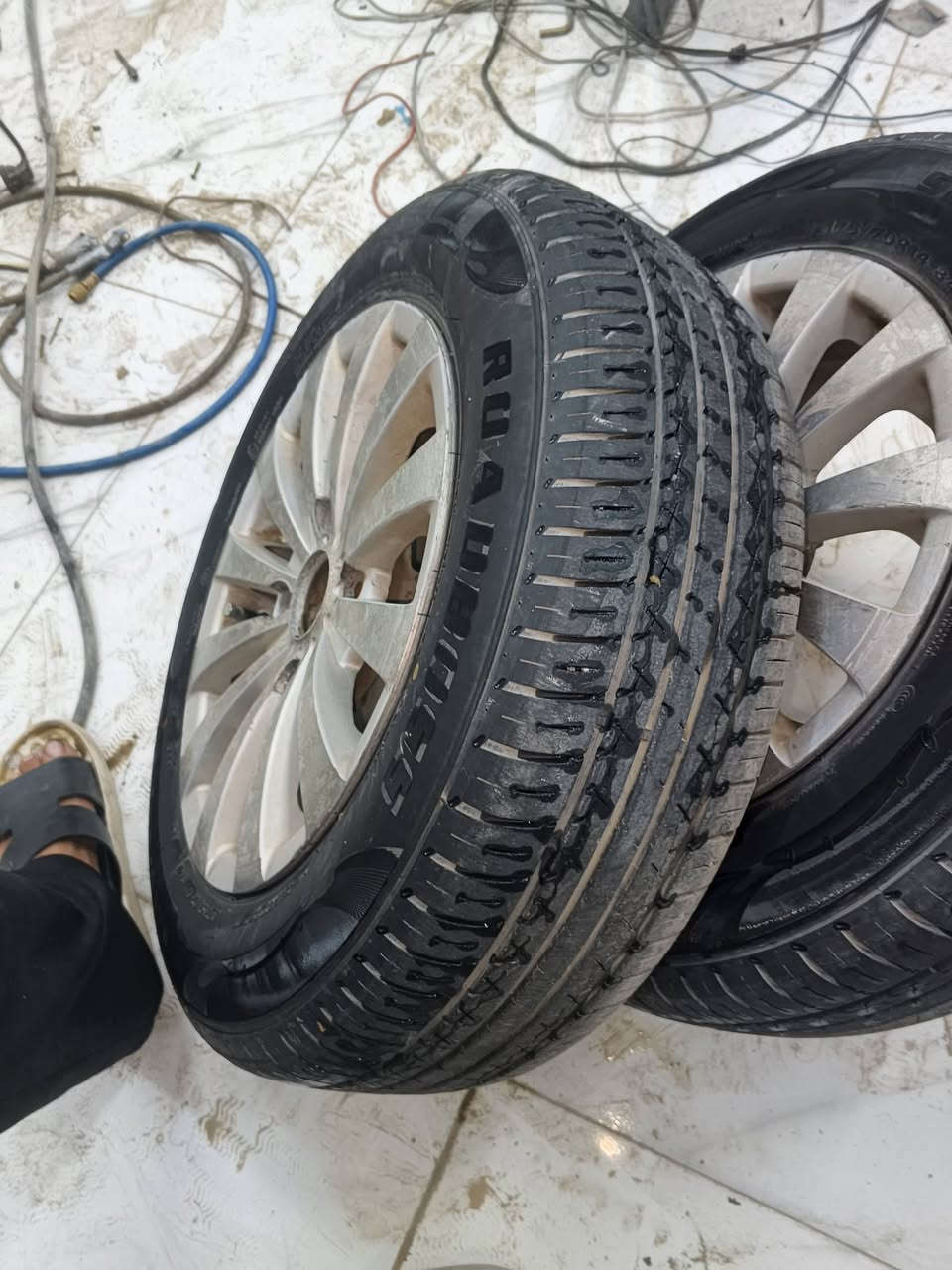 زوج تواير وياله البيع حجم 14
تواير جداد 
قبل شهر شديتهن 
مكاني ناصريه طريق ياحسين 
سعرهن 50 قفل
***********
